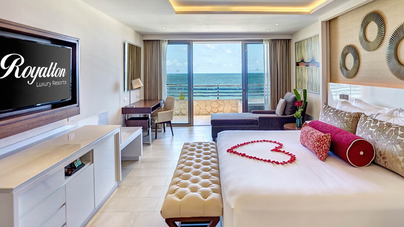 Luxury Junior Suite Ocean View with balcony access at Royalton Hideaway